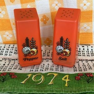 Vintage/Retro/MCM Plastic Salt & Pepper With Cloth 1974 Calendar Hand Towel
